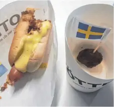  ?? FOTO: NYF ?? Ist das schwedisch­e Lebensart? Köttbullar und ein pappiger Ein-EuroHotdog, wie er in einem bekannten Möbelhaus serviert wird.