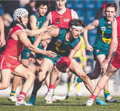  ?? ?? Tasmania’s Tommy Bennett looks for support during the Devils’ National Developmen­t Championsh­ip campaign. Picture: Linda Higginson