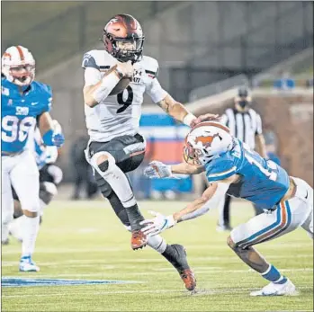  ?? JEFFREY MCWHORTER/AP ?? QB Desmond Ridder and Cincinnati cruised past SMU on Saturday following a 21-day layoff due to COVID-19 issues.