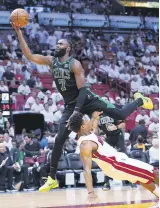  ?? ?? Celtics’ Jaylen Brown (L) drives to the basket over Heat’s Kyle Lowry, Miami, Florida, May 25, 2022.
