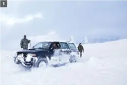  ??  ?? 1. Pilote, copilote et passagers nous nous frayons une route à travers l’océan de neige qui a déferlé la nuit précédente. 2. Après le “rallye auto”…, l’ascension prend le relais. La chasse est aussi un sport. 1