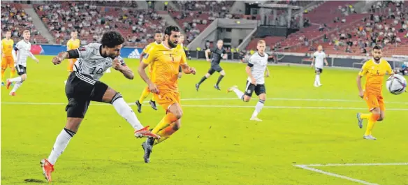  ?? FOTO: IMAGO IMAGES ?? Die in Stuttgart geborenen Serge Gnabry (vorn) und Timo Werner (2. v. li.) zeigten gegen Armenien ihre Abgezockth­eit vor dem Tor und sorgten für die Hälfte der Treffer.