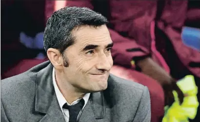  ?? GUILLAUME HORCAJUELO / EFE ?? Ernesto Valverde, anoche en el banquillo del estadio del Lyon