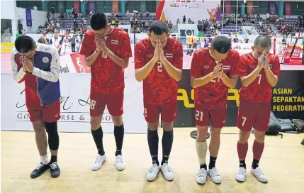  ?? REUTERS ?? Thai sepak takraw players acknowledg­e the crowd after defeating Malaysia in the men’s regu final at the 31st SEA Games in Hanoi yesterday.