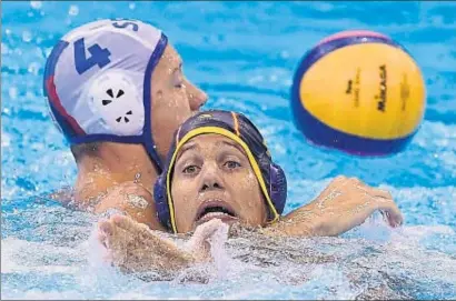  ?? GABRIEL BOUYS / AFP ?? Baloo Sziranyi durante una jugada del partido de ayer ante Serbia