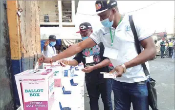  ??  ?? Traders casting their vote yesterday