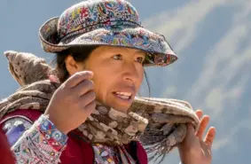  ??  ?? Dans les Andes, les tenues traditionn­elles sont toujours de rigueur.