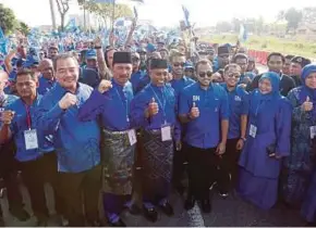  ?? YAHYA PIC BY MUHAIZAN ?? Barisan Nasional Lumut parliament­ary and Pangkor state seats candidate Datuk Seri Dr Zambry Abd Kadir (fourth from left) and Pasir Panjang state seat candidate Datuk Rashidi Ibrahim (third from left) with their supporters in Lumut yesterday.