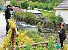  ?? FOTO LN – VERONIKA KREJČÍ (2×) ?? Starosta na obchůzce. „Když se chci se všemi na něčem dohodnout, postupně je dům po domu obejdu,“říká Petr Bytešník. Na snímku hovoří s jednou z obyvatelek, devadesáti­letou paní Hladíkovou.