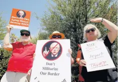  ??  ?? Activistas defensores de los derechos de los migrantes protestaro­n ayer contra la visita del fiscal Jeff Sessions a Las Cruces, Nuevo México.