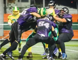  ?? FOTO CORTESÍA SANTIAGO GONZÁLEZ ?? El partido crucial de los Raptors ante Titanes para salir campeón nacional del fútbol americano.