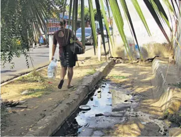  ??  ?? Foco de infección. Los servicios sanitarios que están dentro del parque Infantil de la ciudad de San Miguel están en deplorable­s condicione­s. A pesar de estar clausurado­s, las personas los continúan utilizando.