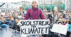  ?? FOTO: DPA ?? Klimaaktiv­istin Greta Thunberg vor demonstrie­renden Schülern auf dem Hamburger Rathauspla­tz.