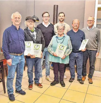  ?? FOTO: SV BERGATREUT­E ?? Die anwesenden geehrten Mitglieder gemeinsam mit den Vorständen Johannes und Fabian Hoh sowie Ehrenvorst­and Hans Hoh.