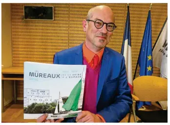  ??  ?? Bruno Ferret a écrit les textes du livre Les Mureaux, de la Seine à l’espace.