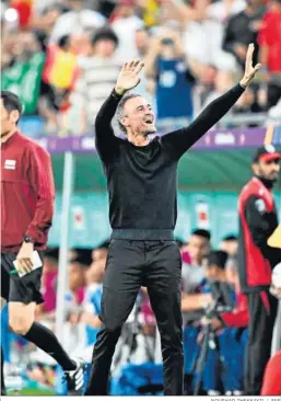  ?? NOUSHAD THEKKAYIL / EFE ?? Selecciona­dor de Costa Rica
Luis Enrique celebra uno de los goles de la selección.