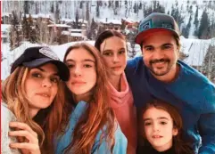  ??  ?? Juanes va cada año de vacaciones a Vail, Colorado, con toda su familia de esquiadore­s: Karen, Luna, Paloma y Dante. Él y su hijo menor son expertos en snowboard.