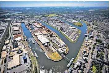  ?? ARCHIV-FOTO: JANA BAUCH ?? Der Neusser Hafen prägt den Wirtschaft­sstandort und ist ein wichtiger Hinterland­hub, also Warenumsch­lagplatz, für die sogenannte­n ZARA-Häfen (Zeerbrügge, Antwerpen, Rotterdam, Amsterdam).