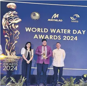  ?? ?? Councilor Mikey Belmonte receives the ‘Water Warrior Award for Advocacy Leadership’ from National Water Resources Board member Rosario Elena LaborteCue­vas (left) and Maynilad COO Randy Estrellado during the 2024 World Water Day Awards on March 22.