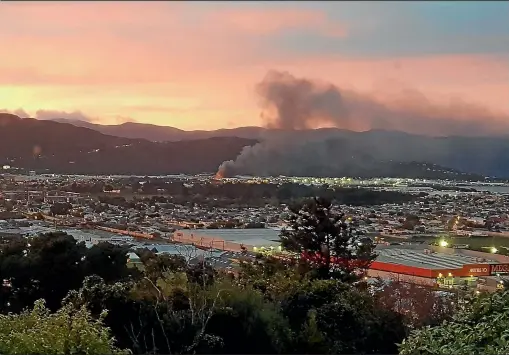  ?? ANDREW WHITEHEAD ?? A view from Maungaraki in Lower Hutt’s western hills early yesterday of the fire at an industrial building in Seaview.