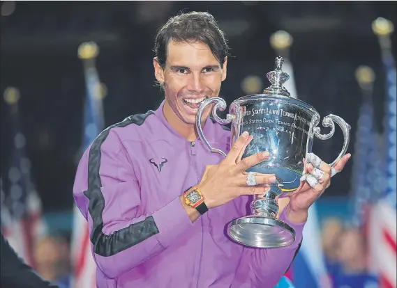  ?? AP ?? Rafa Nadal, con el trofeo de campeón del Open USA que conquistó en 2019. La inestable situación del coronaviru­s ha provocado su renuncia a jugar en la ‘burbuja’ creada en Nueva York