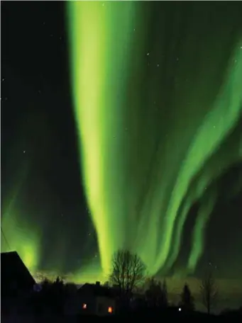  ?? Foto: Stein J. Bjørge ?? Nordlys over himmelen ved Evenes Lufthavn. I fremtiden kan det bli mer nordlys i Sør-Norge og mindre i Nord-Norge.