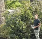  ?? RODDY BLELLOCH FOR USA TODAY ?? Profession­al photograph­er Sam Sargent uses a drone to take aerial photos of a home for sale in Oakland, Calif.