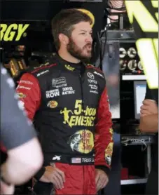  ?? NAM Y. HUH — THE ASSOCIATED PRESS ?? Martin Truex Jr., talks to his crew in his garage during a practice session for the NASCAR Cup Series auto race at Chicagolan­d Speedway in Joliet, Ill.