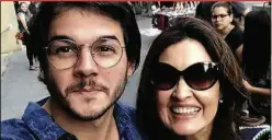  ??  ?? O advogado Túlio Gadêlha, 29 anos, posa ao lado de sua nova namorada, a apresentad­ora da Globo Fátima Bernardes, 55 anos
