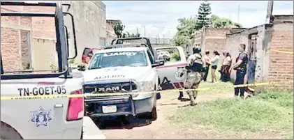  ?? Foto Juan Carlos G. ?? Agentes de la fiscalía de Jalisco, policías municipale­s de Tonalá y familiares de internos del albergue Casa de Vida Camino a la Fortaleza, en la colonia Santa Isabel, en Tonalá, resguardan el inmueble a la espera de una orden de cateo, luego de que la madre de una niña denunció ante la Comisión Estatal de Derechos Humanos que la menor fue quemada con alcohol.
Partida