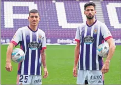  ??  ?? Olaza y Kodro posan ayer con la camiseta del Real Valladolid.