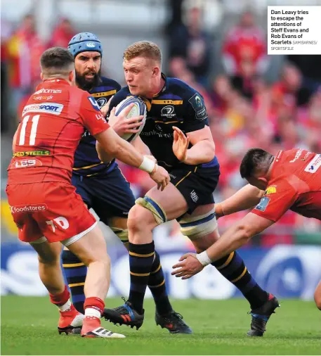  ?? SAM BARNES/ SPORTSFILE ?? Dan Leavy tries to escape the attentions of Steff Evans and Rob Evans of Scarlets