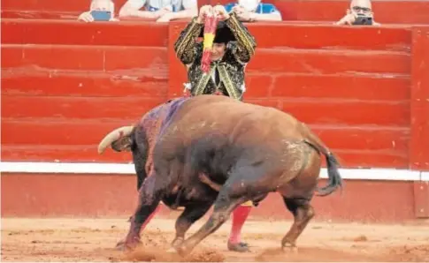  ?? DE SAN BERNARDO ?? Morante de la Puebla sorprendió al banderille­ar al cuarto toro con enorme torería