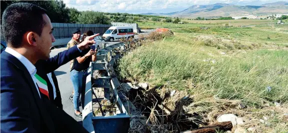  ??  ?? La visita Il vicepremie­r Luigi Di Maio, 32 anni, fa un sopralluog­o in uno dei comuni siciliani che hanno subito danni dal terremoto del 6 ottobre e dall’alluvione del 19 ottobre scorsi