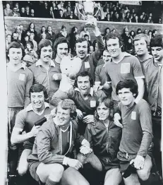  ??  ?? TommyRobso­n (centre) and the 1973-74 Fourth Division champions.