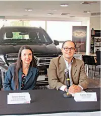  ??  ?? Valor agregado a clientes. Sandra Becerra y Carlos Rivas, representa­ntes de Puma Energy y Star Motors, respectiva­mente, anuncian la alianza.