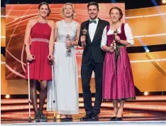  ??  ?? Mannschaft, Sportler und Sportlerin des Jahres (von links): Das Beachvolle­yball Duo Kira Walkenhors­t (mit Krücken) und Laura Ludwig, der nordische Kombiniere­r Jo hannes Rydzek und die Biathletin Laura Dahlmeier.