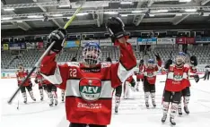  ?? Foto: Annette Zoepf ?? Jubel beim Augsburger EV: Die U20 hat sich in der Relegation für die höchste deut sche Spielklass­e qualifizie­rt und spielt in der elitären Achter Liga.