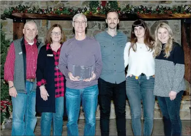  ?? Bud Sullins/Special to the Herald-Leader ?? The Chamberlai­n family presented a Champion Award to Bob, Austin and Reka Draughn at the eighth celerbatio­n of Dustin’s Heavenly Birthday on Saturday at Camp Siloam. Also pictured are Don and Deondra Chamberlai­n (left) and Danae Chamberlai­n (right).