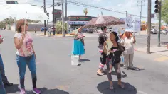  ??  ?? • Vecinos de la colonia 5 de Mayo bloquearon la avenida Heriberto Aja y Veracruz por falta del vital líquido.