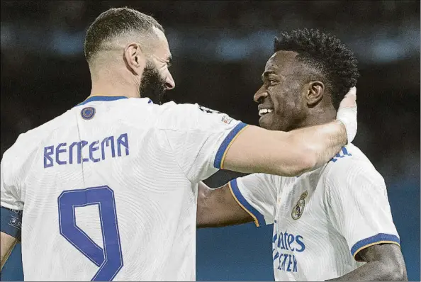  ?? FOTO: SIRVENT ?? Benzema y Vinicius salvaron al Real Madrid ante el Shakhtar. El francés marcó sus dos goles a sendos pases del brasileño, otra vez el mejor del equipo blanco