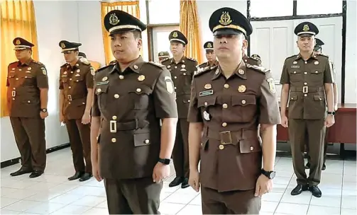  ?? ISTIMEWA ?? KELUAR DAN MASUK: Dymas Adji Wibowo (depan kiri) yang menggantik­an Andrie Dwi Subianto (depan kanan) mengikuti prosesi serah terima jabatan di Aula Kejaksaan Negeri Gresik.