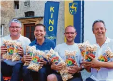  ??  ?? Georg Reiter, Rudolf Huber, Philipp Ramminger und Erich Müller (von links) hatten schon beim Schlosshof­flimmern volles Haus. Auch an Popcorn hatten sie gedacht.