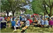  ?? NORMAN MEIßNER ?? Insgesamt knapp 200 Personen versammeln sich unter den schattensp­endenden Bäumen am Elefanten-Spielplatz zum Bürgerfest.