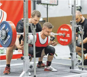  ?? FOTO: PRIVAT ?? Der aktuelle deutsche Rekord bei den Kniebeugen liegt bei 220 Kilogramm. Das will Markus Köberle in Kanada toppen.