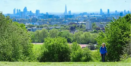  ?? ?? PROTECTED VIEW
Looking southeast toward St Paul’s and the useful orienting point of the soaring 1016ft (310m) Shard.