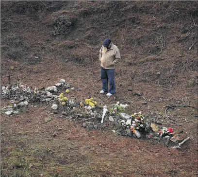  ?? SAMUEL ARANDA ?? Record viu Flors dipositade­s en una fossa comuna situada al costat del barranc de Víznar.