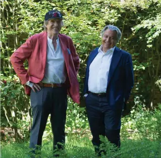  ??  ?? Splendides.
Christian Clavier (à dr.) et Jean-Marie Poiré chez le réalisateu­r, à Bruxelles, le 11 juin.