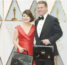  ??  ?? Brian Cullinan, (en la foto con Martha Ruiz) fue quien entregó el sobre equivocado en los Óscar.