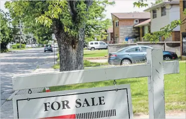  ?? GARY YOKOYAMA THE HAMILTON SPECTATOR ?? A for-sale sign in Hamilton’s west end. Jeff Butters questions the theory that Torontonia­ns are driving up local house prices.